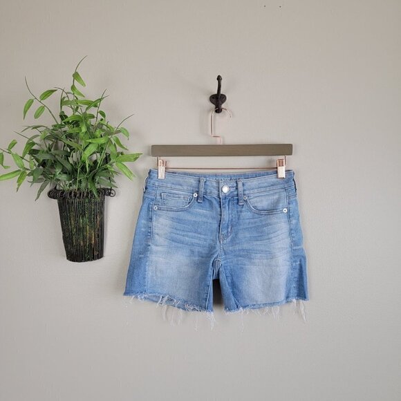 AE 2 Mid Rise Midi Light Wash Frayed Cutoff Stretch Jean Shorts American Eagle - Picture 1 of 13